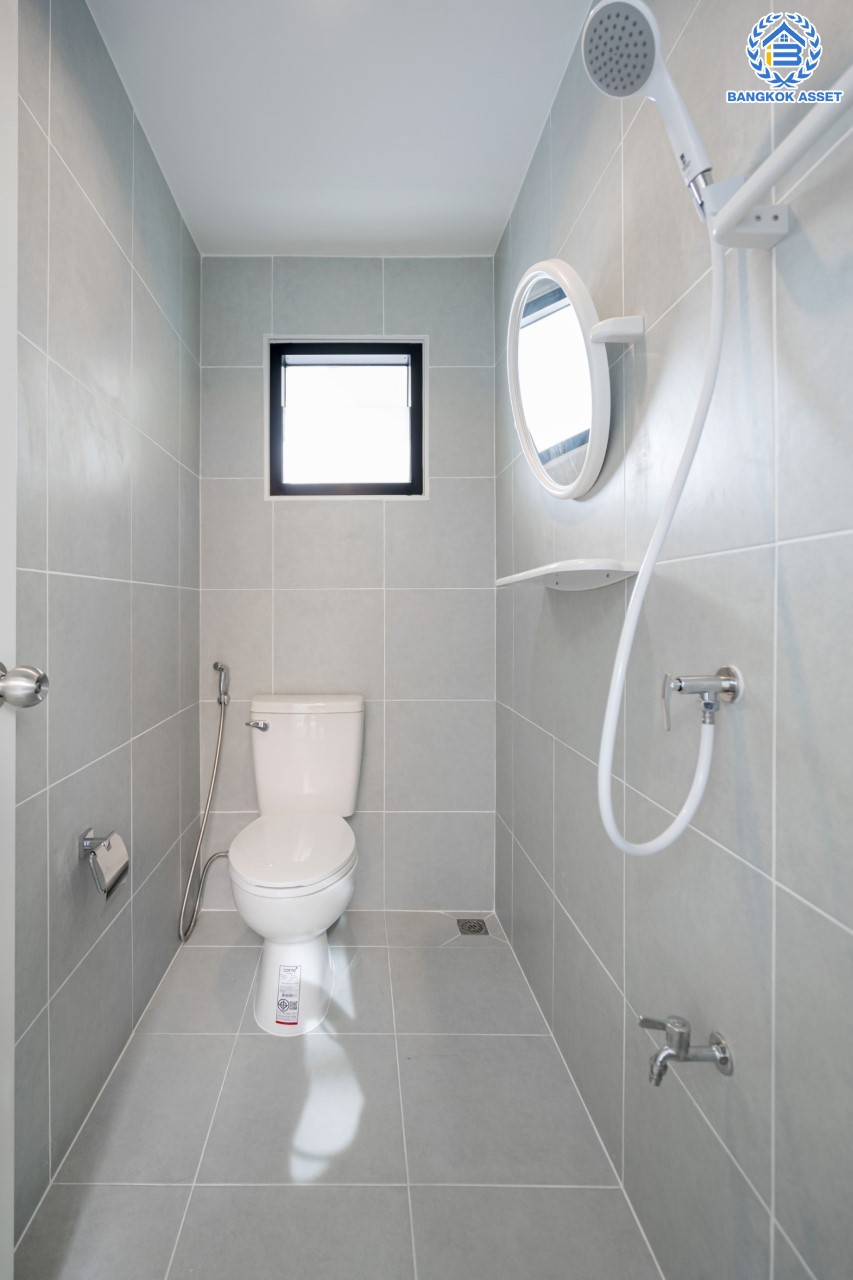 บ้านมือสองตกแต่งใหม่ ม.เมืองเอกประจิม พหลโยธิน87 ตกแต่งครบทุกฟังก์ชัน เนื้อที่ 200 ตร.ว. 3 ห้องนอน 5 ห้องน้ำ 1 ห้องรับรอง จอดรถได้ 3 คัน เชื่อมต่อทุกการเดินทาง ใกล้รถไฟฟ้าสายสีแดง "สถานีหลักหก"และทางด่วน "ศรีสมาน"